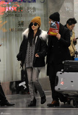 组图：霍思燕与男友杜江机场甜蜜看展车