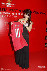 幻灯：官恩娜穿黑裙变调酒师 自曝是曼联狂热球迷