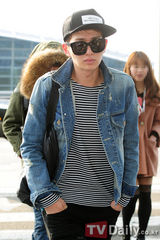 组图：《音乐中心》登泰国 SHINee闪耀2NE1酷帅