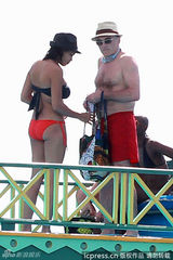 组图：罗莎里奥裸上身色诱名导男友丹尼保尔