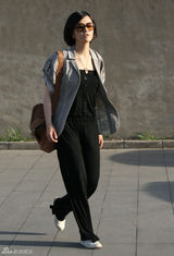 组图：刘孜产后母亲节复出 薄施脂粉露姣好身材