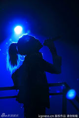 组图：张根硕开唱半裸露点 粉丝着比基尼狂欢