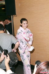 组图：周秀娜和服密实示人 享受单身不急觅男友