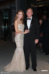 组图：李玟着鱼尾礼服亮相 大方与丈夫亲吻拍照