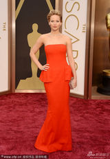 组图：詹妮弗-劳伦斯抹胸裙娇艳似火 现场跌倒