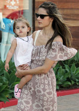 高清组图：辣妈超模安布罗休携可爱女儿出游 