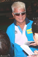 组图：霍震霆现身TVB体育台首播酒会