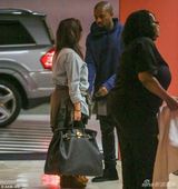 组图：卡戴珊产女后首露面 现身洛杉矶容光焕发