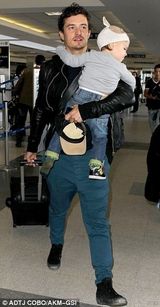 组图：米兰达豹纹透视装抢眼 奥兰多抱子显父爱