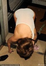 组图：Gaga穿透明衣双球毕现 故意弯腰挑逗路人