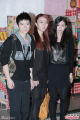 组图：女歌手陈僖仪丧礼 薛凯琪黄柏高哀伤送别