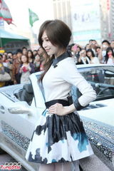 组图：王心凌宣传新专辑甩情伤 喜收大叔钻石