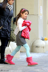 组图：小苏瑞放学回家 一身粉白装漂亮又可爱