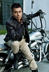 组图：奶爸陈龙时尚写真变身机车熟男