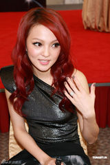 幻灯图：张韶涵难得性感亮相 紧身短裙险泄春光