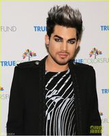 组图：兰伯特西装登杂志封面 银发俊朗展精英范