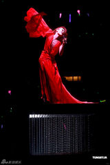 组图：容祖儿尾场演唱会性感热舞 动作狂野令人窒息 