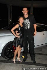 组图：郑融与外籍型男热舞 裙底频频走光