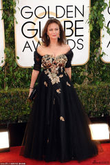 组图：《边缘之舞》杰奎琳-比赛特黑色刺绣纱裙