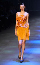 幻灯图集：布鲁姆女友米兰达性感新装秀