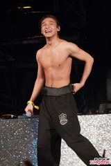 组图：黄伟文梁汉文助阵SHINE火热演唱会