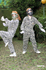 幻灯组图：By2挑战18招任务 带领歌迷玩射击游戏