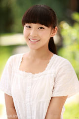 幻灯图：张佳宁清纯写真曝光 沿袭甜美“媳妇”路