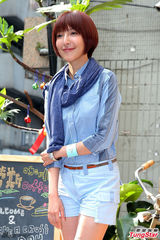 组图：杨谨华清新甜美 短裤亮相秀长腿