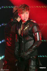 组图：金贤重开唱露胸耍性感 与gaga撞期仍火爆