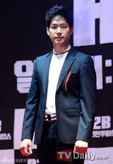 组图：韩片《R2B》发布申世京手执Rain人形立牌宣传