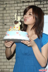 组图：陈妍希校园开演唱会 现场庆生亲吻蛋糕