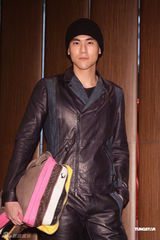 组图：彭于晏谢欣颖代言春装展现迷人色彩与魅力