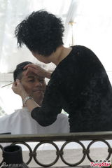 组图：梁汉文拍新歌MV 邀太太重现结婚场面