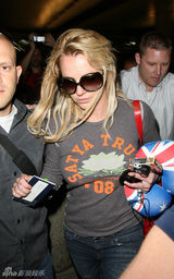 高清组图：布兰妮澳洲演唱会结束 回国遭粉丝围堵