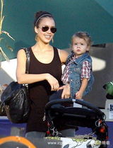 高清组图：阿尔芭携爱女到南瓜地 小奥诺露肚脐 