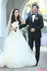 组图：张震大婚献吻娇妻 亲手为新娘提裙摆