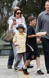 高清图：维多利亚携子观看《爱丽丝》 爱子兴奋难挡