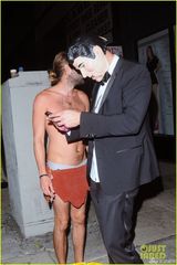 组图:群星惊悚亮相万圣节派对莱昂纳多变蒙面人