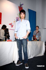 幻灯图：阮经天赵又廷书展上为《艋舺》造势