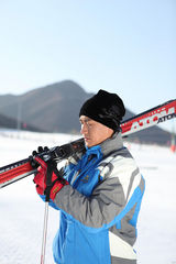 高清图：聂远滑雪写真健康清爽 引领冬日运动潮流