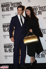 组图：张曼玉黑衣配白色围巾知性优雅