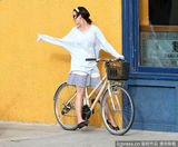 组图：凯蒂-佩里相约友人骑车 爆乳夹手机