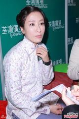 组图：杨怡情人节短信慰情郎 新剧携手马浚伟