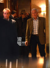 组图：德普来华与粉丝互动 合影签名来者不拒