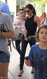 组图：贝嫂维多利亚单手抱爱女小七现身