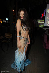 组图：孙敬媛透视装半裸看球引围观