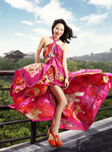 组图：江一燕性感娇艳姿态登杂志封面