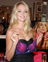 高清组图：超模林赛-艾林森性感抹胸黑裙亮相