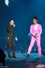 组图：任贤齐开唱不忘黄家驹 与黄家强同台对唱