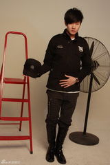 组图：林俊杰拍大片扮潮 自任“造型师”欲开新店